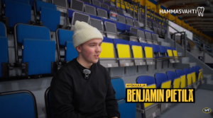 Kärppien keskushyökkääjä Benjamin Pietilä istuu jääkiekkohallin katsomossa.