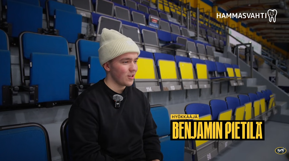 Kärppien keskushyökkääjä Benjamin Pietilä istuu jääkiekkohallin katsomossa.